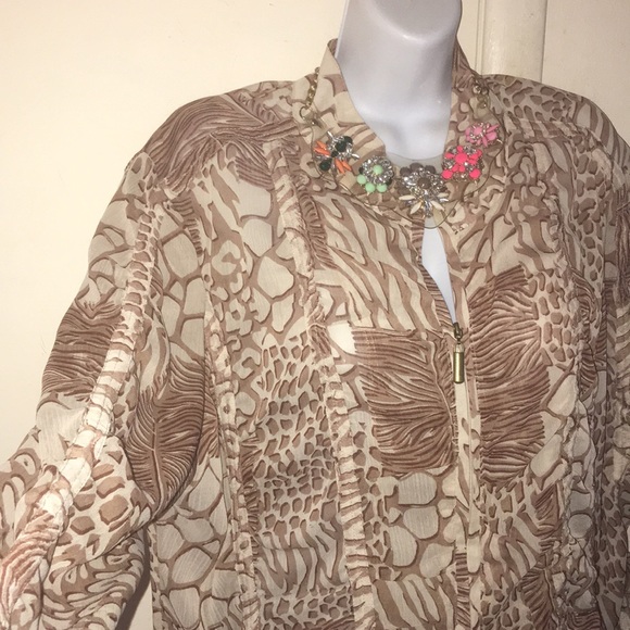 🎊 PRICE DROP🎊 Sheer Animal Print Top🛍 - Picture 2 of 4
